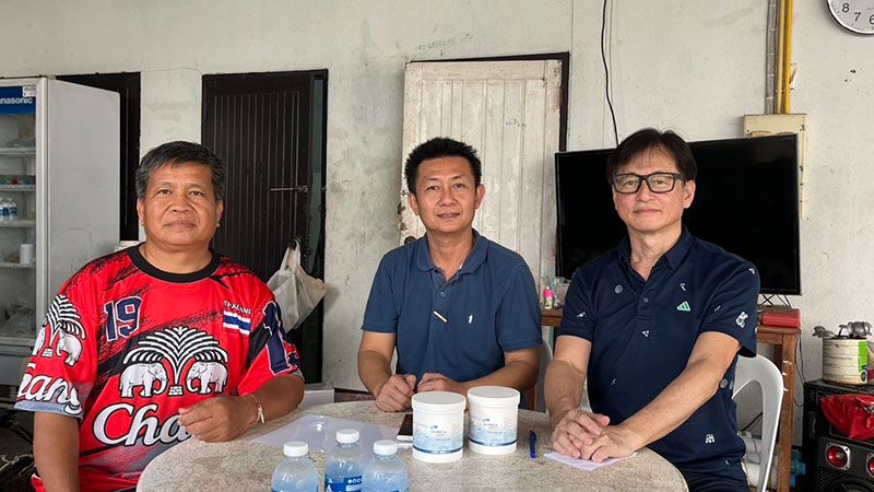 タイのバナメイエビ養殖(種苗生産)の第一人者である、ウィキットさんから直接指導を受けました。